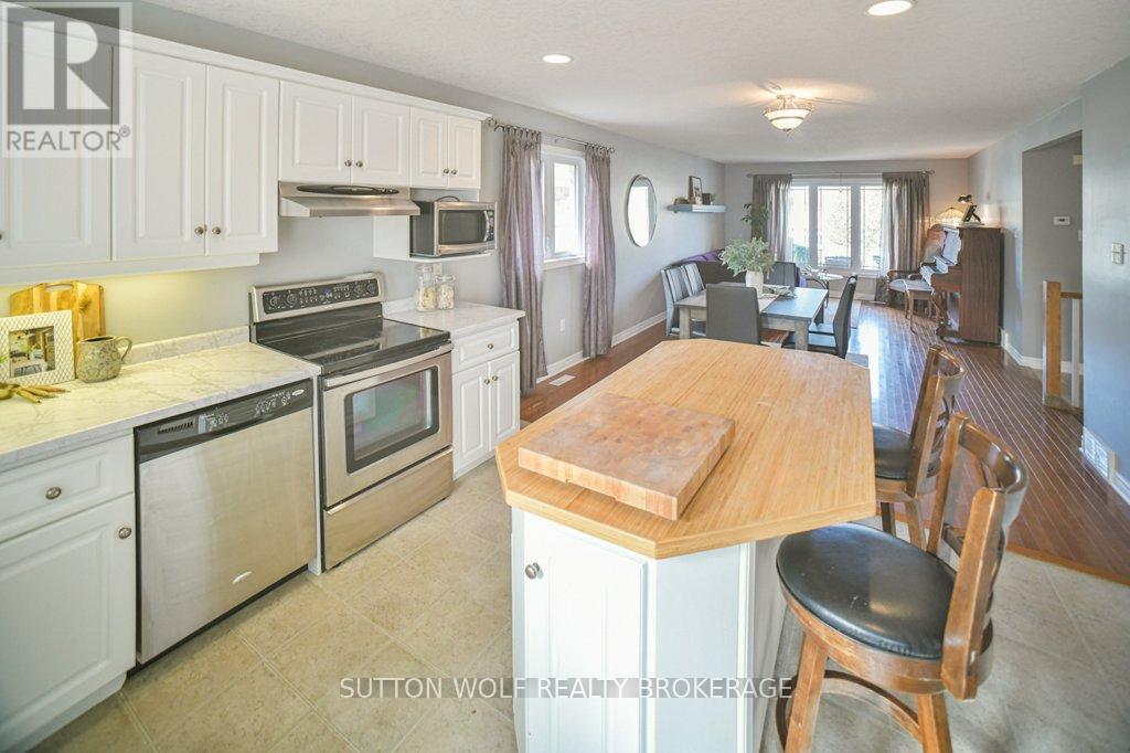 82 Laura Lane, Strathroy-Caradoc, Ontario  N7G 4K9 - Photo 11 - X12459673
