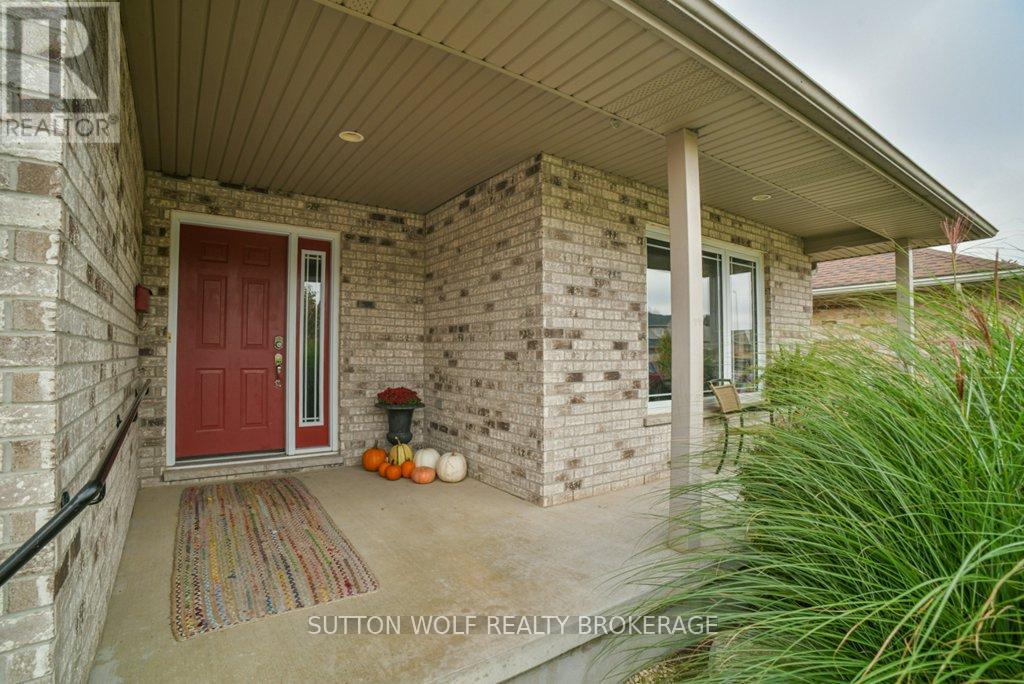 82 Laura Lane, Strathroy-Caradoc, Ontario  N7G 4K9 - Photo 2 - X12459673