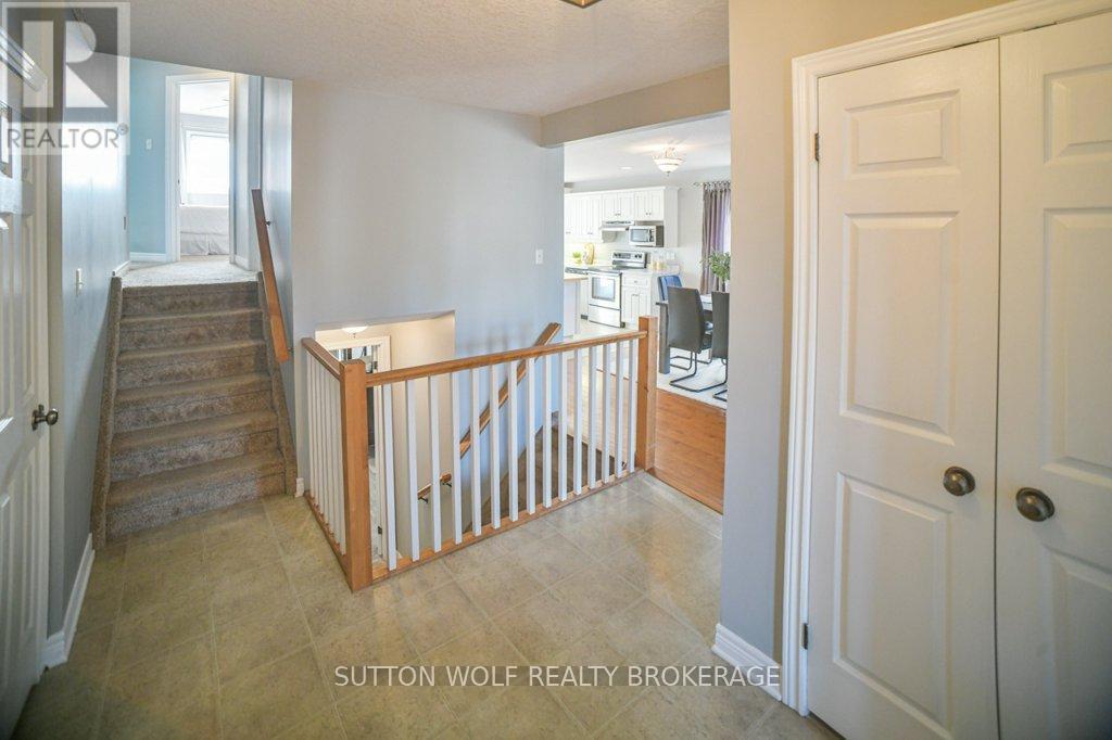 82 Laura Lane, Strathroy-Caradoc, Ontario  N7G 4K9 - Photo 3 - X12459673