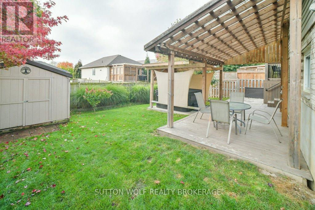 82 Laura Lane, Strathroy-Caradoc, Ontario  N7G 4K9 - Photo 32 - X12459673