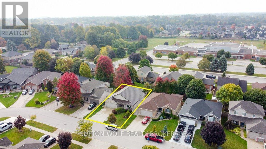 82 Laura Lane, Strathroy-Caradoc, Ontario  N7G 4K9 - Photo 40 - X12459673