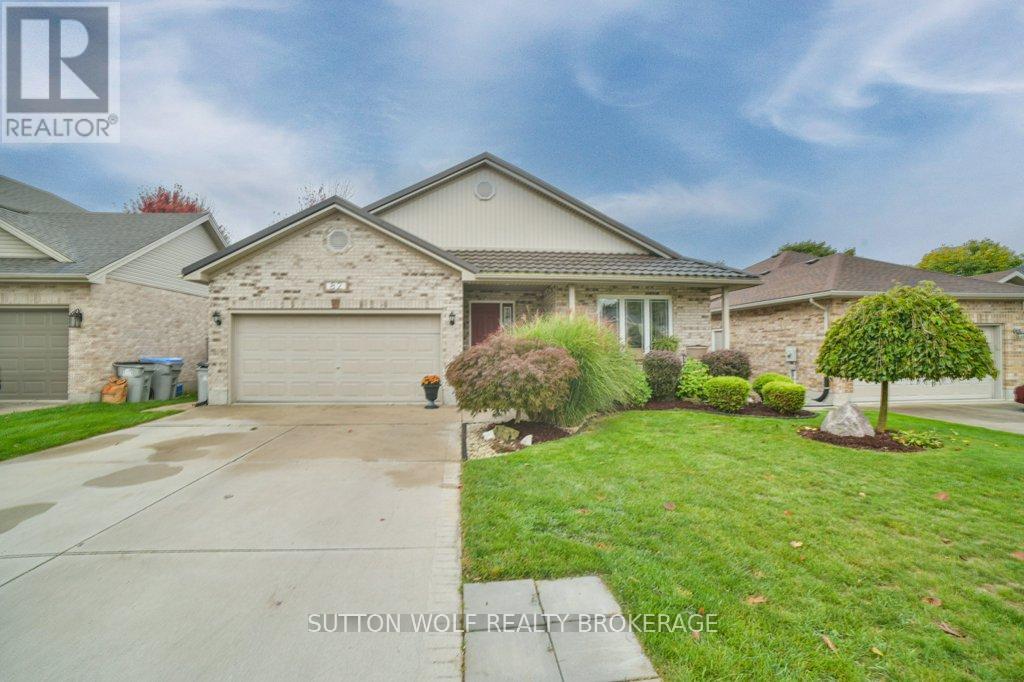 82 Laura Lane, Strathroy-Caradoc, Ontario  N7G 4K9 - Photo 45 - X12459673