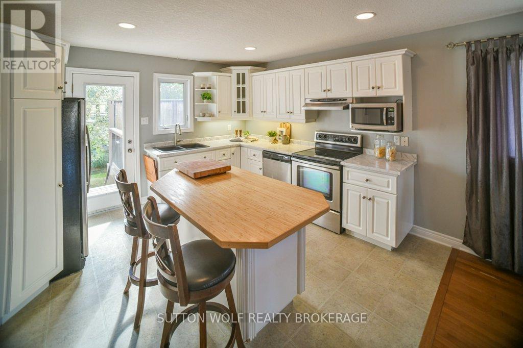 82 Laura Lane, Strathroy-Caradoc, Ontario  N7G 4K9 - Photo 9 - X12459673