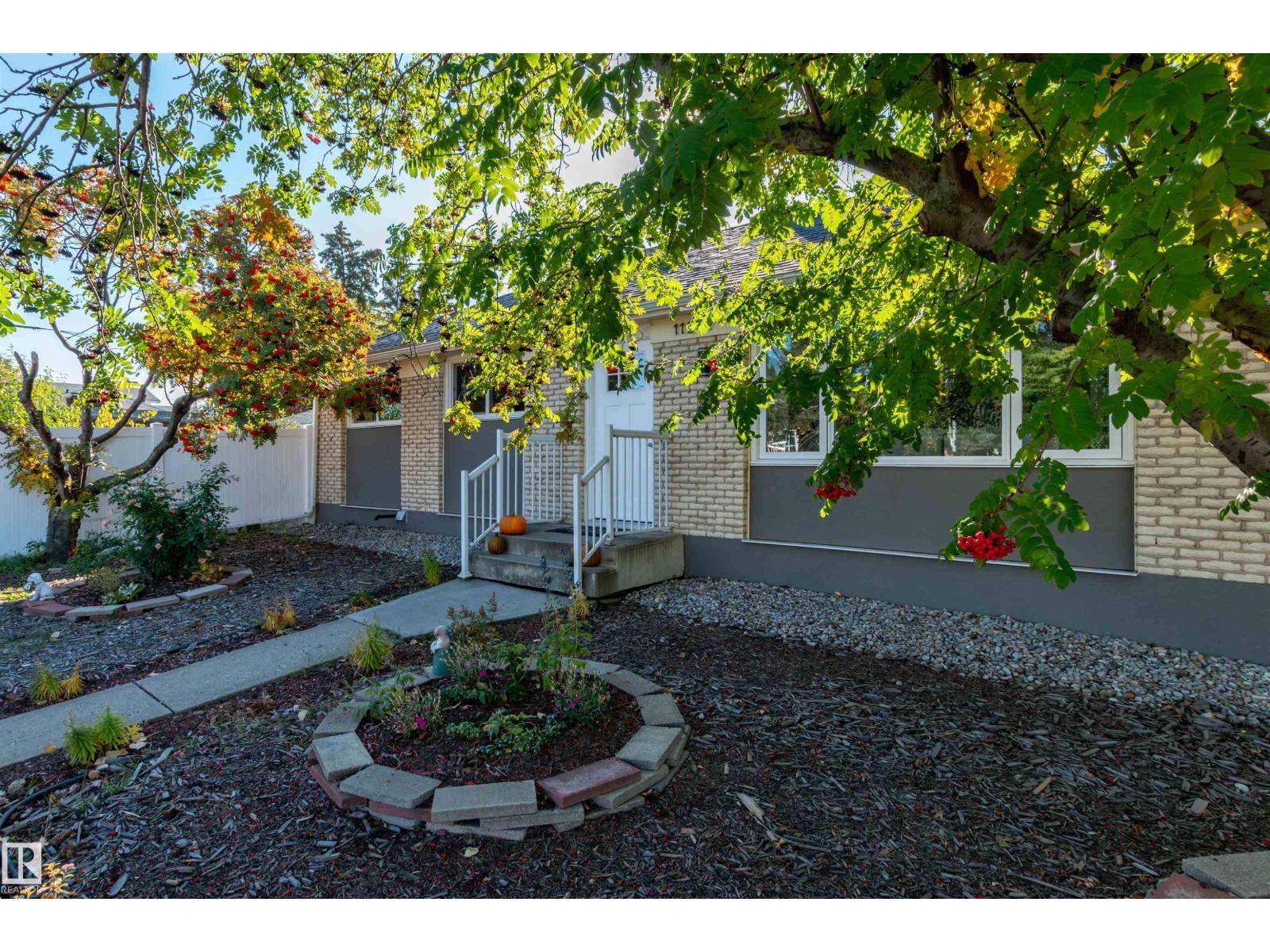 11227 40 Av Nw, Edmonton, Alberta  T6J 0P9 - Photo 1 - E4461960
