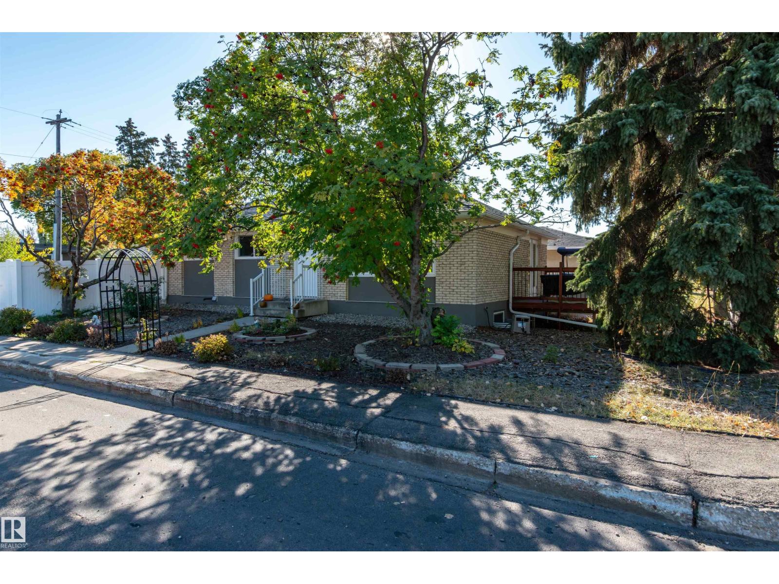 11227 40 Av Nw, Edmonton, Alberta  T6J 0P9 - Photo 2 - E4461960