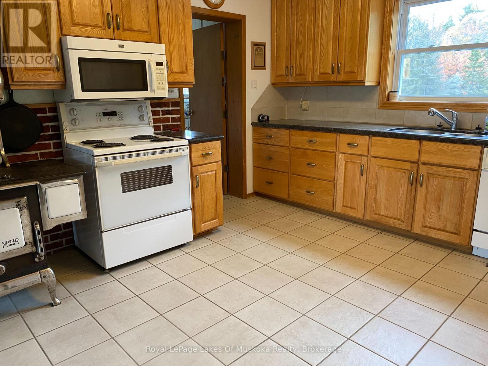 96 520 Highway W, Burk's Falls, Ontario  P0C 1A0 - Photo 11 - X12447443