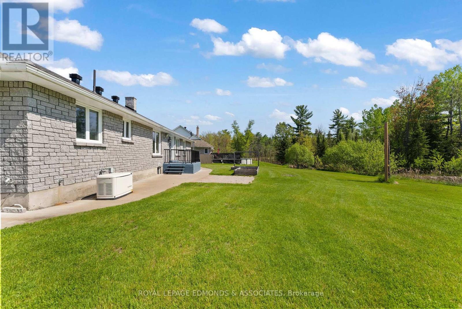 40 Blue Danube Way, Laurentian Valley, Ontario  K8A 6W2 - Photo 36 - X12391583