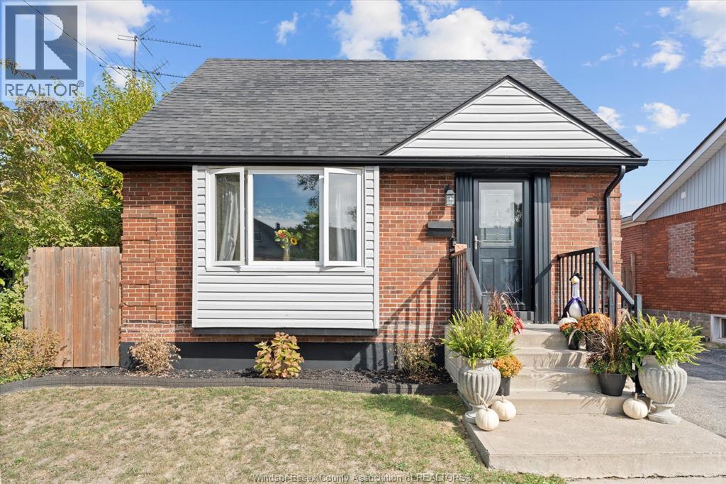 MLS# 25025964: 950 REEDMERE, Windsor, Canada