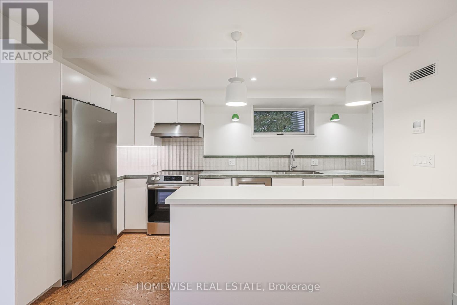 83 Clinton Street, Toronto, Ontario  M6G 2Y4 - Photo 4 - C12459699