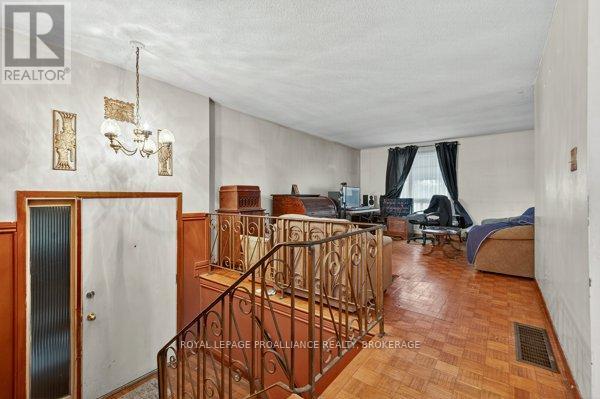 798 Arundel Place, Kingston, Ontario  K7M 6T1 - Photo 2 - X12459811