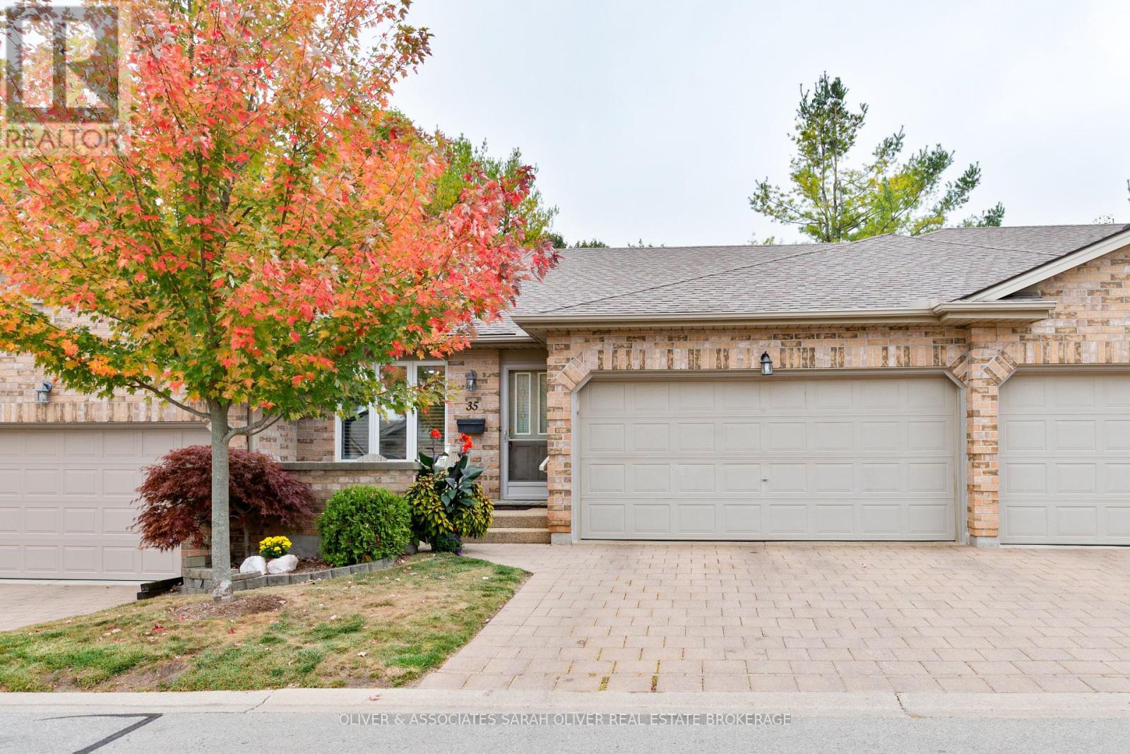 Beautifully updated 2+1 bedroom townhouse with 3 full bathrooms in a quiet, well-maintained complex! This charming home features an open-concept layout with a newer modern kitchen with quartz countertops, perfect for entertaining. The main floor primary bedroom is spacious with a walk-in closet and a 3 piece ensuite. The finished basement offers a cozy family room, an additional bedroom and a third bathroom which provides plenty of options for your family or guests. This unit is nestled in a prime private location in the complex with no neighbours or buildings behind. Outside, you will find a cute front patio and a rear deck off of the living room with a retractable awning. Enjoy the convenience of a double garage and proximity to shops, restaurants, and all essential amenities. Perfect spot for retiring couples, professionals or those simply looking to downsize. Several updates include kitchen, furnace and air, hot water tank as well as two showers. Please note: Laundry rough-in available on the main level. (id:48254)