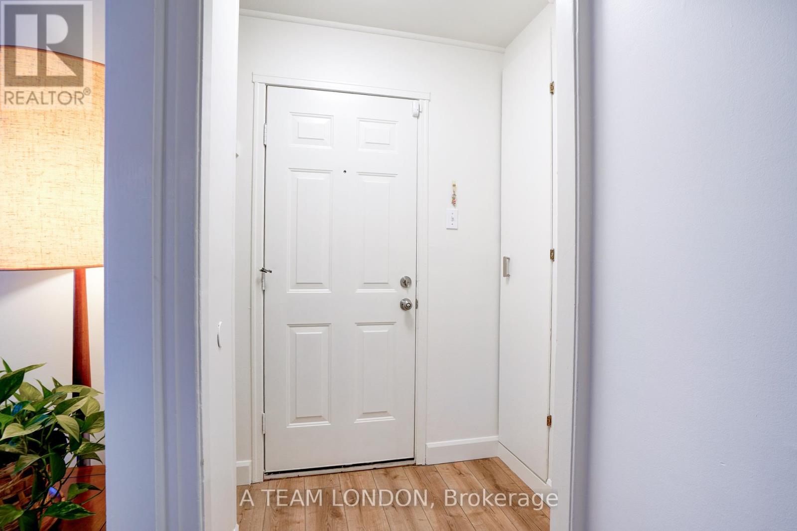 37 Mcclary Avenue, London South (South F), Ontario  N6C 1P6 - Photo 4 - X12459779