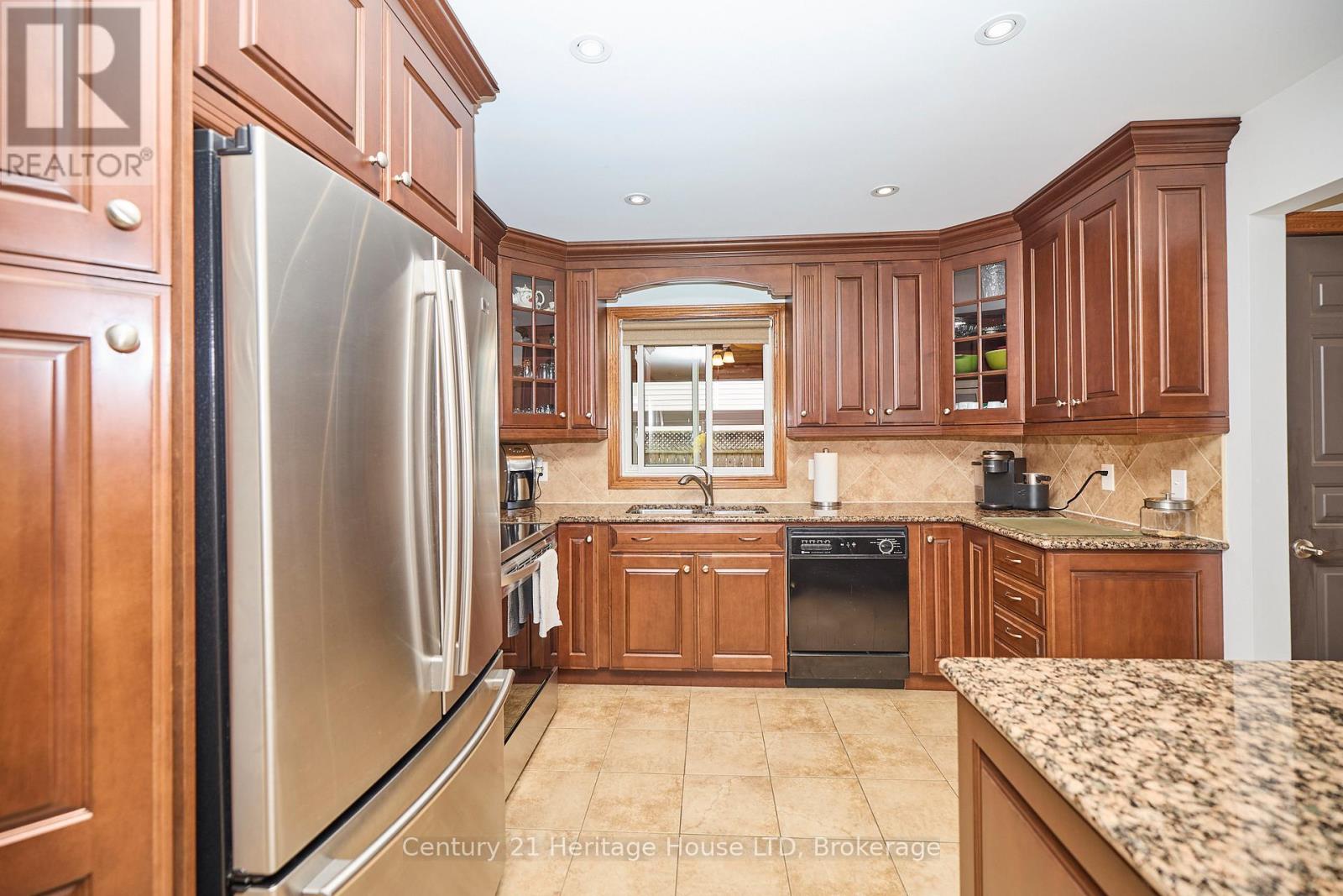 7 Huntington Lane, St. Catharines, Ontario  L2S 3J5 - Photo 10 - X12459868