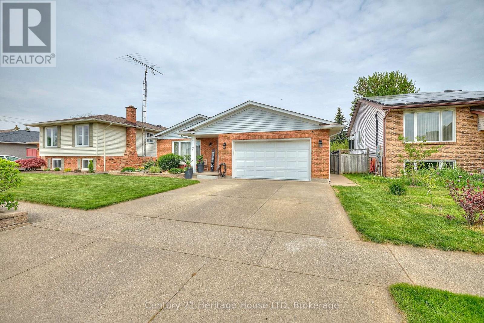 7 Huntington Lane, St. Catharines, Ontario  L2S 3J5 - Photo 3 - X12459868
