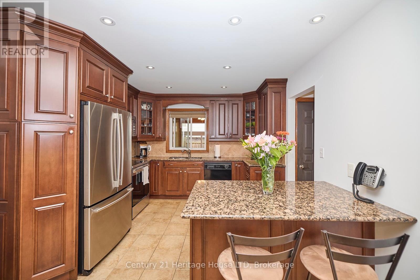 7 Huntington Lane, St. Catharines, Ontario  L2S 3J5 - Photo 9 - X12459868