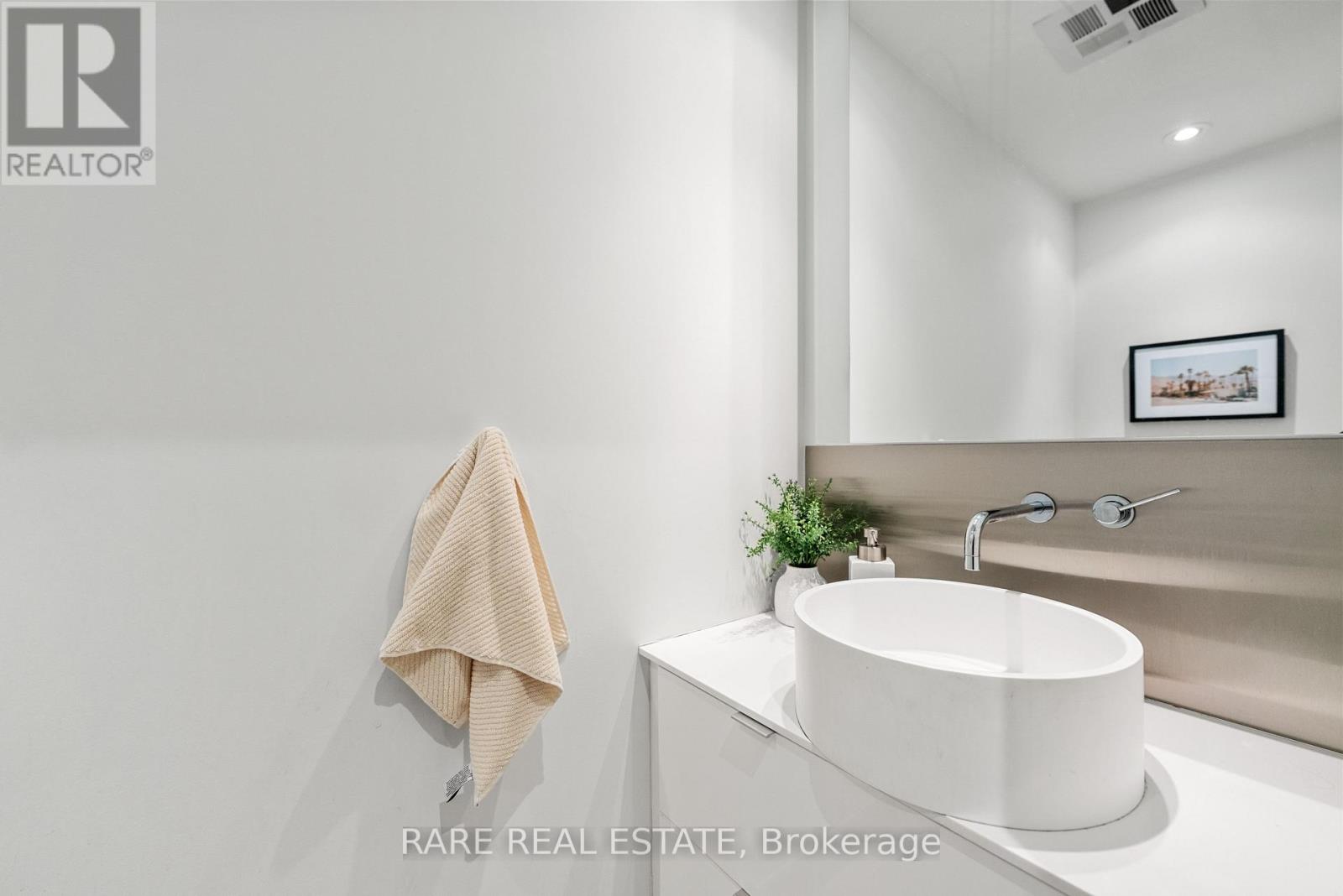 377 Sorauren Avenue, Toronto, Ontario  M6R 0A4 - Photo 7 - W12459645