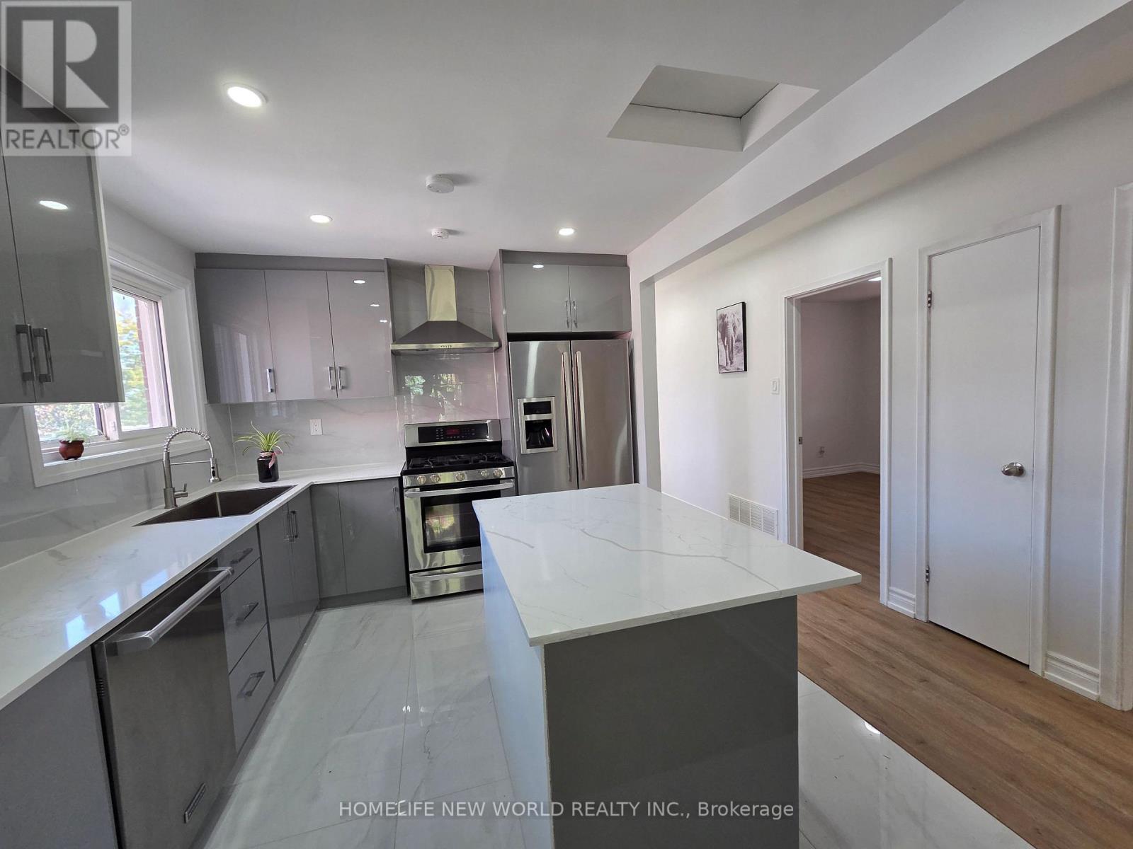 Main - 81 Taysham Crescent, Toronto, Ontario  M9V 1X1 - Photo 6 - W12459684