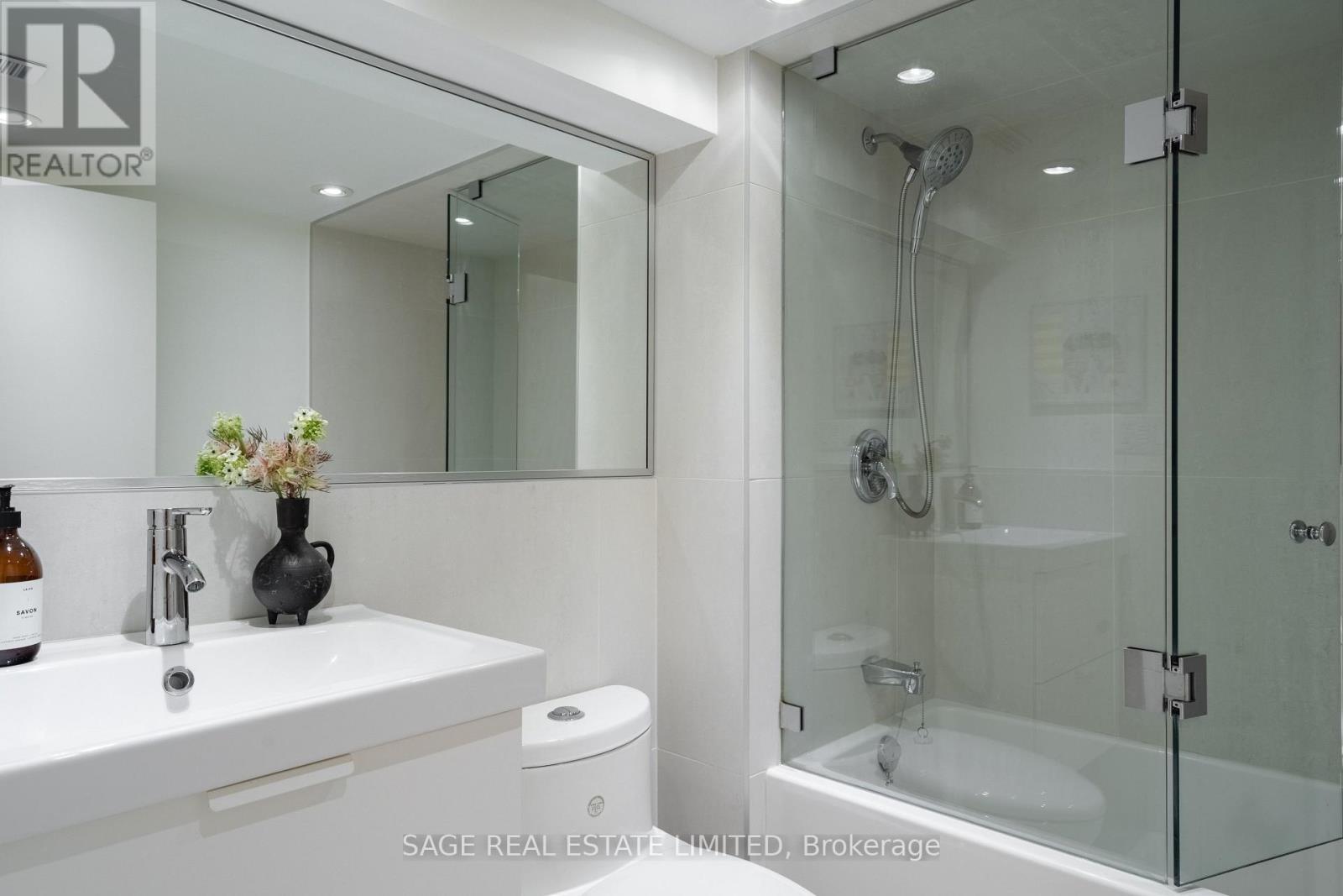 70 Medland Crescent, Toronto, Ontario  M6P 2N2 - Photo 33 - W12459705
