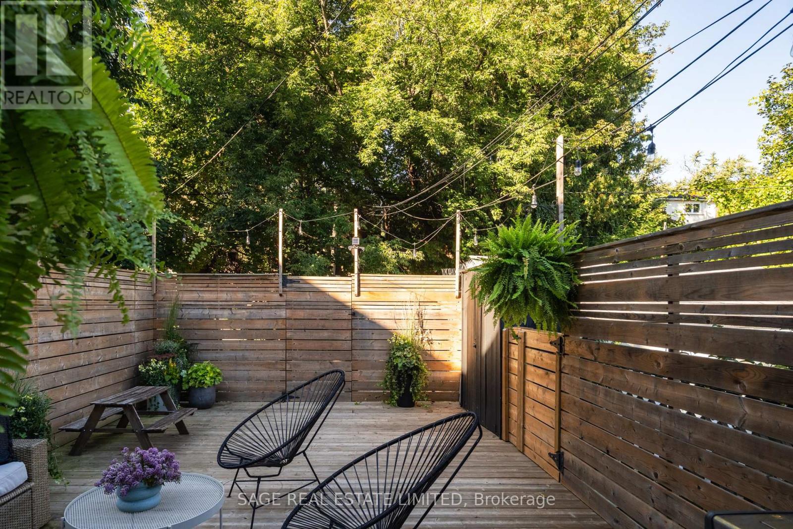 70 Medland Crescent, Toronto, Ontario  M6P 2N2 - Photo 37 - W12459705