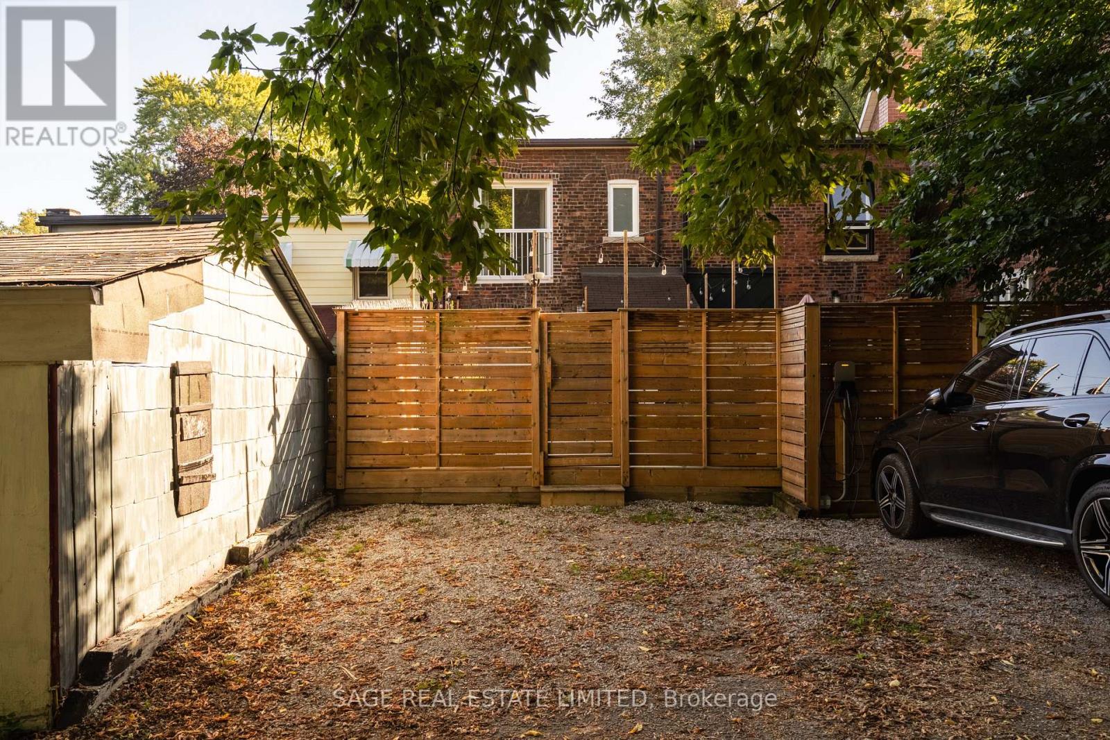 70 Medland Crescent, Toronto, Ontario  M6P 2N2 - Photo 42 - W12459705