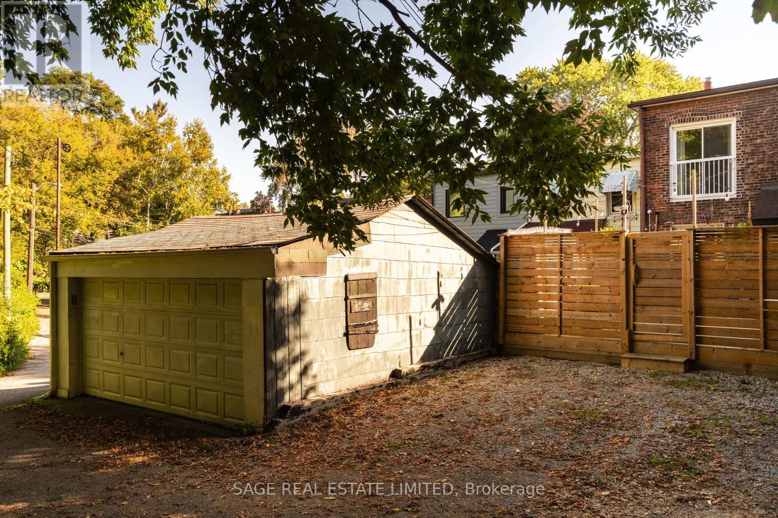 70 Medland Crescent, Toronto, Ontario  M6P 2N2 - Photo 43 - W12459705