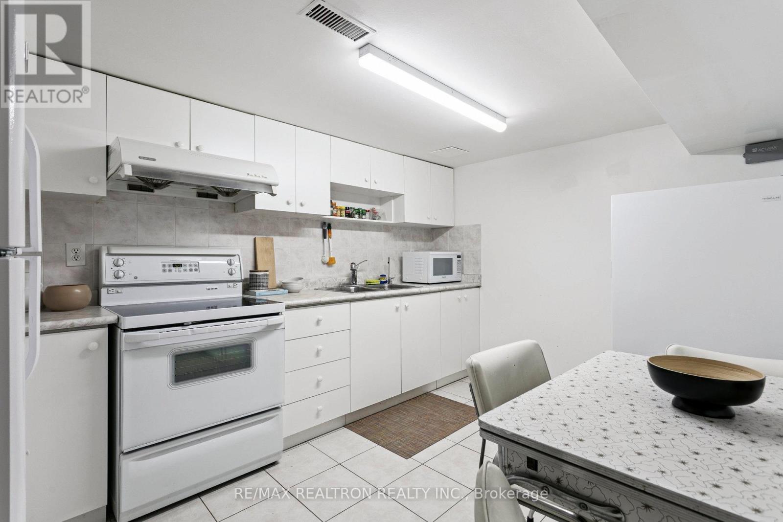 197 Margueretta Street, Toronto, Ontario  M6H 3S4 - Photo 18 - C12459834