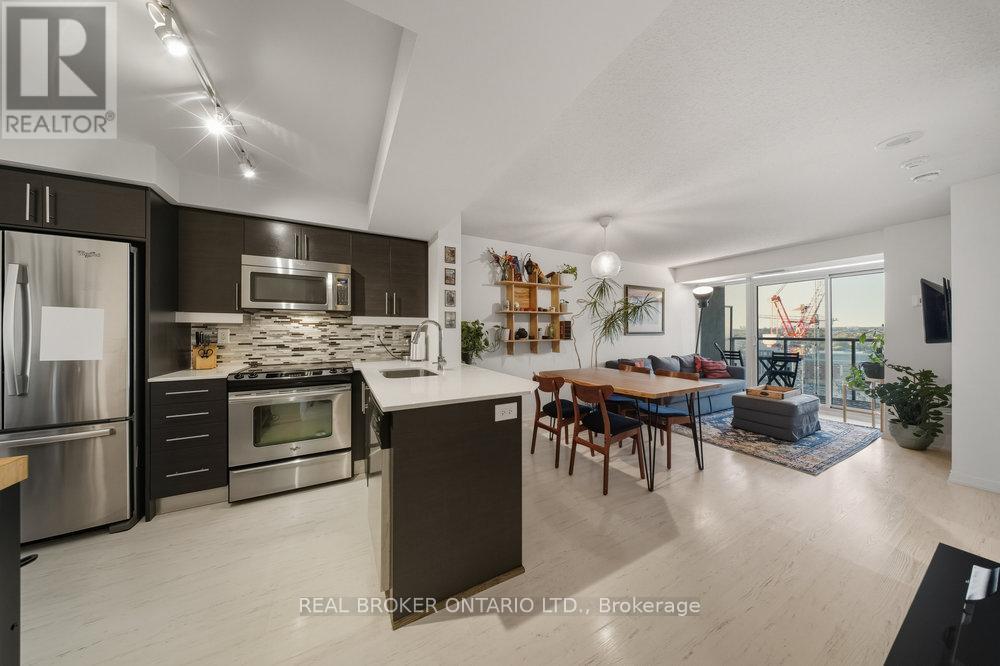 2001 - 125 WESTERN BATTERY ROAD, Toronto, Ontario