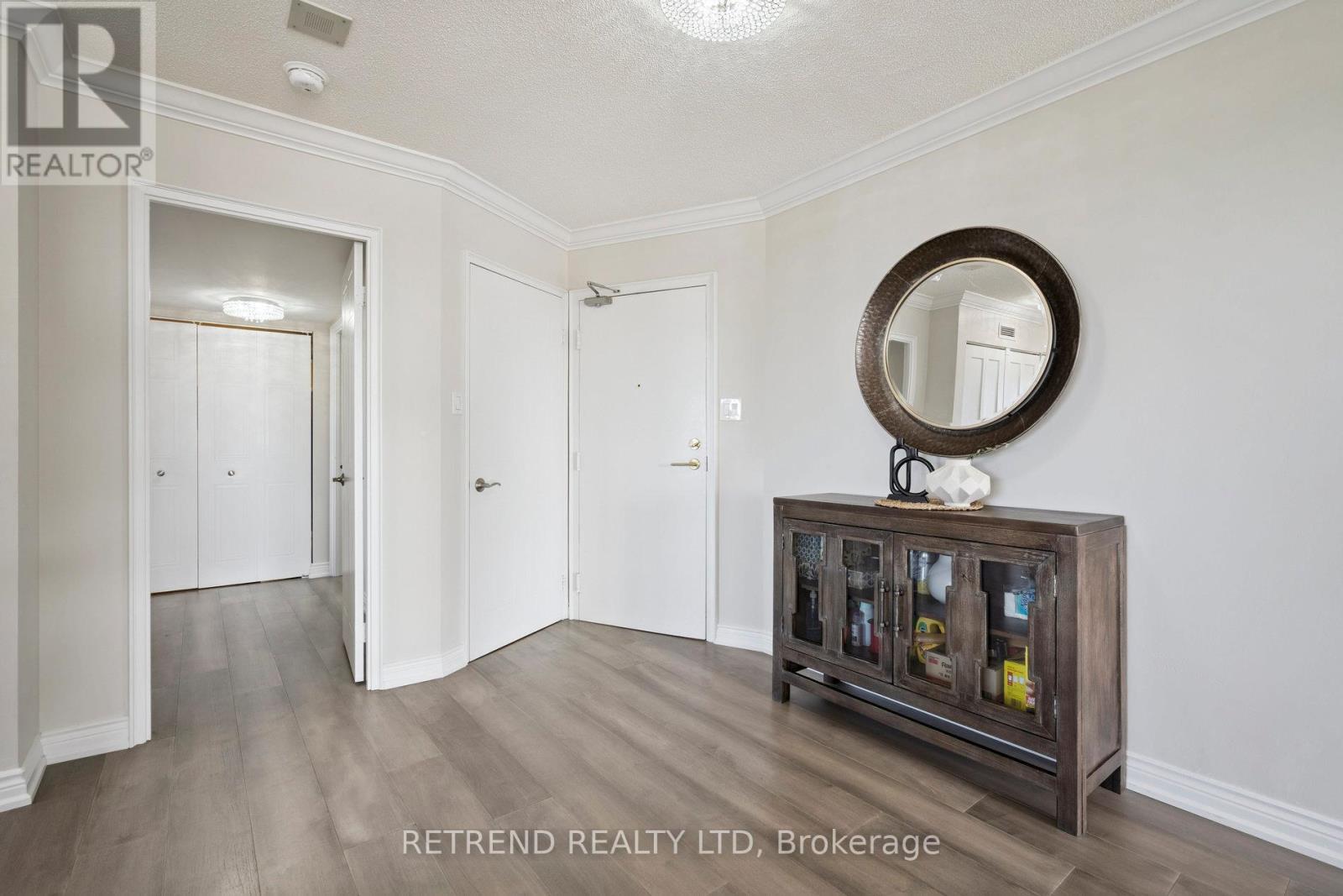 826 - 32 Clarissa Drive, Richmond Hill, Ontario  L4C 9R7 - Photo 2 - N12459766