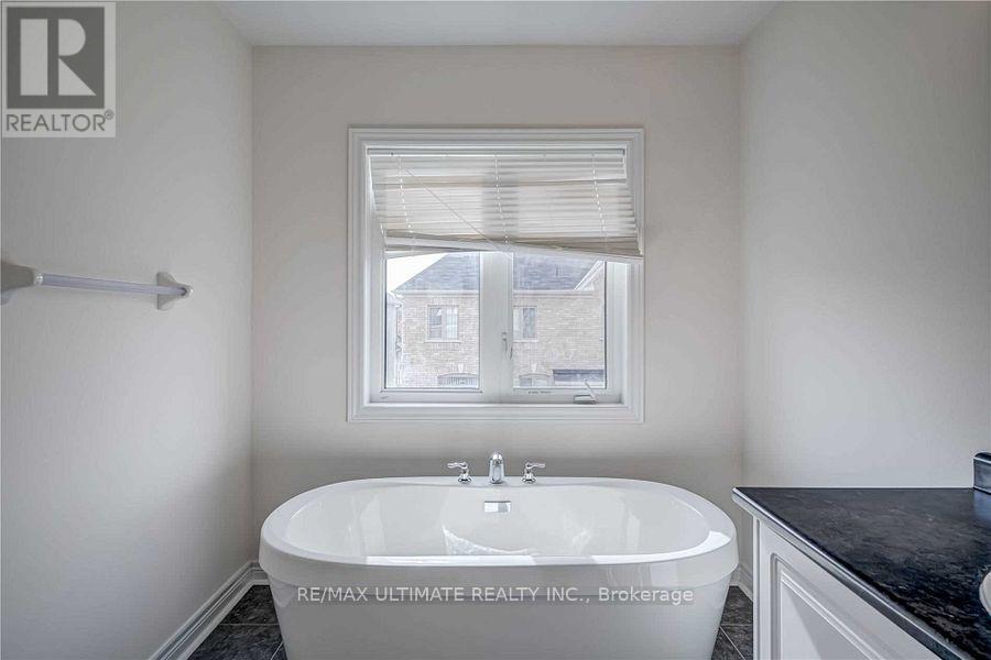 150 Spofford Drive, Whitchurch-Stouffville, Ontario  L4A 4P6 - Photo 12 - N12459810