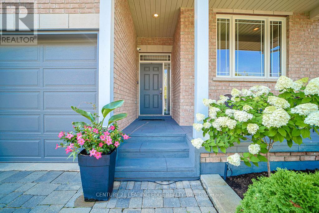 204 Ivy Jay Crescent, Aurora, Ontario  L4G 0E9 - Photo 2 - N12459893