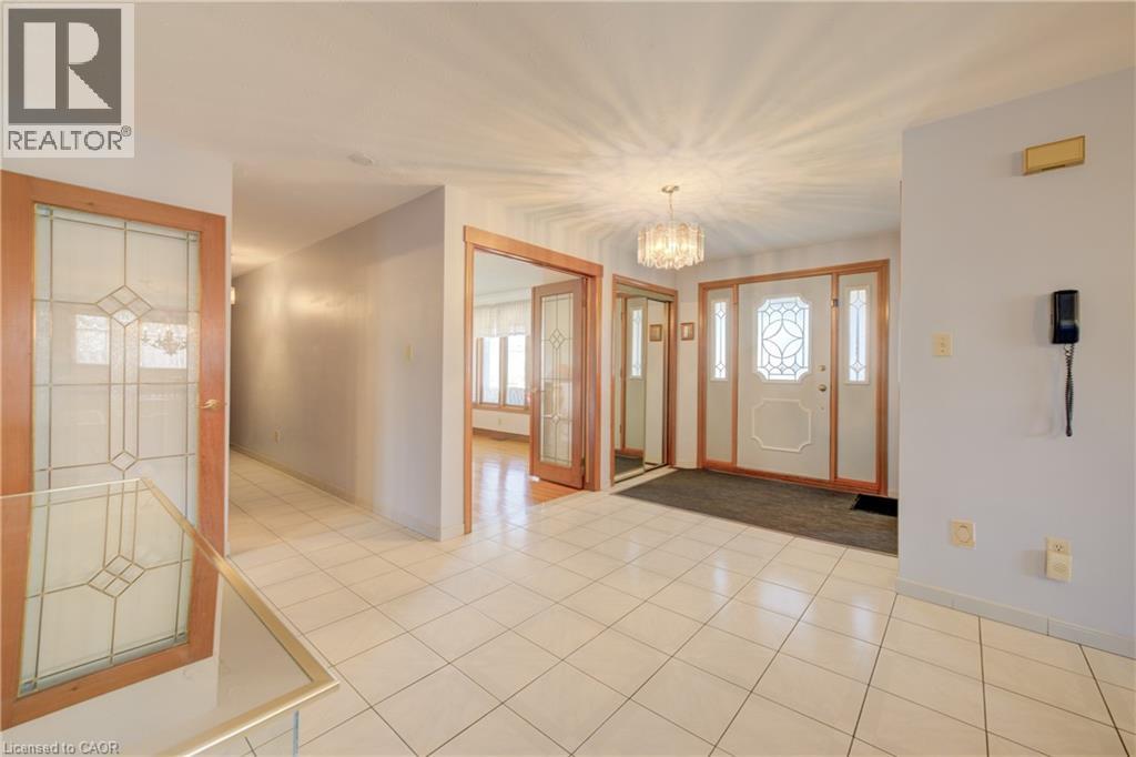 9 Stonecliff Court, Hamilton, Ontario  L9C 7G2 - Photo 4 - 40777435
