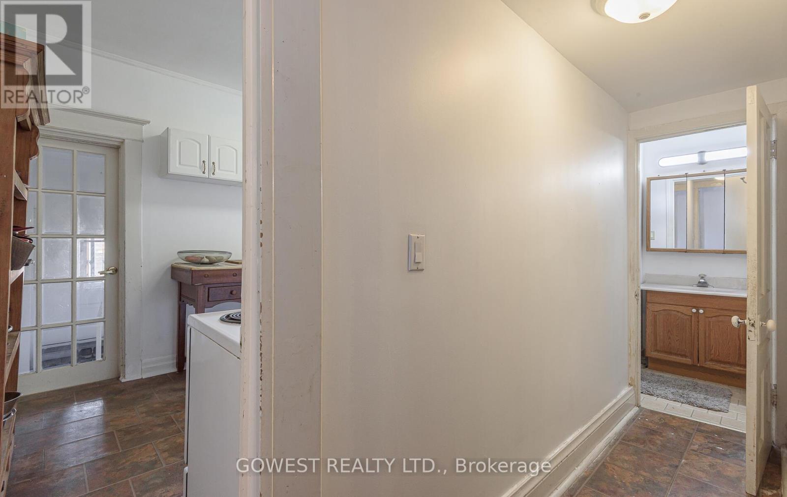 16 Edna Avenue, Toronto, Ontario  M6P 1B5 - Photo 12 - W12459722