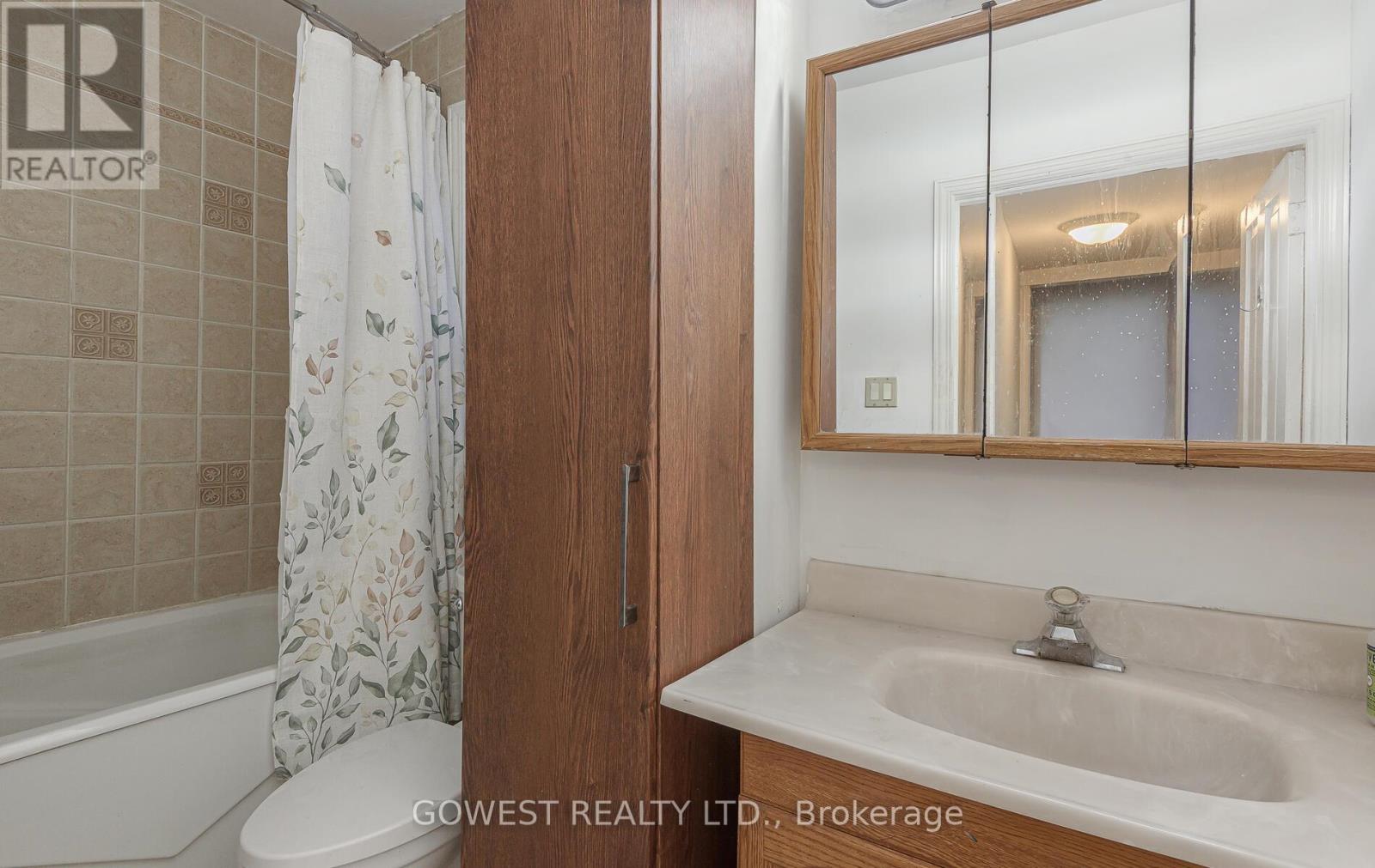 16 Edna Avenue, Toronto, Ontario  M6P 1B5 - Photo 13 - W12459722