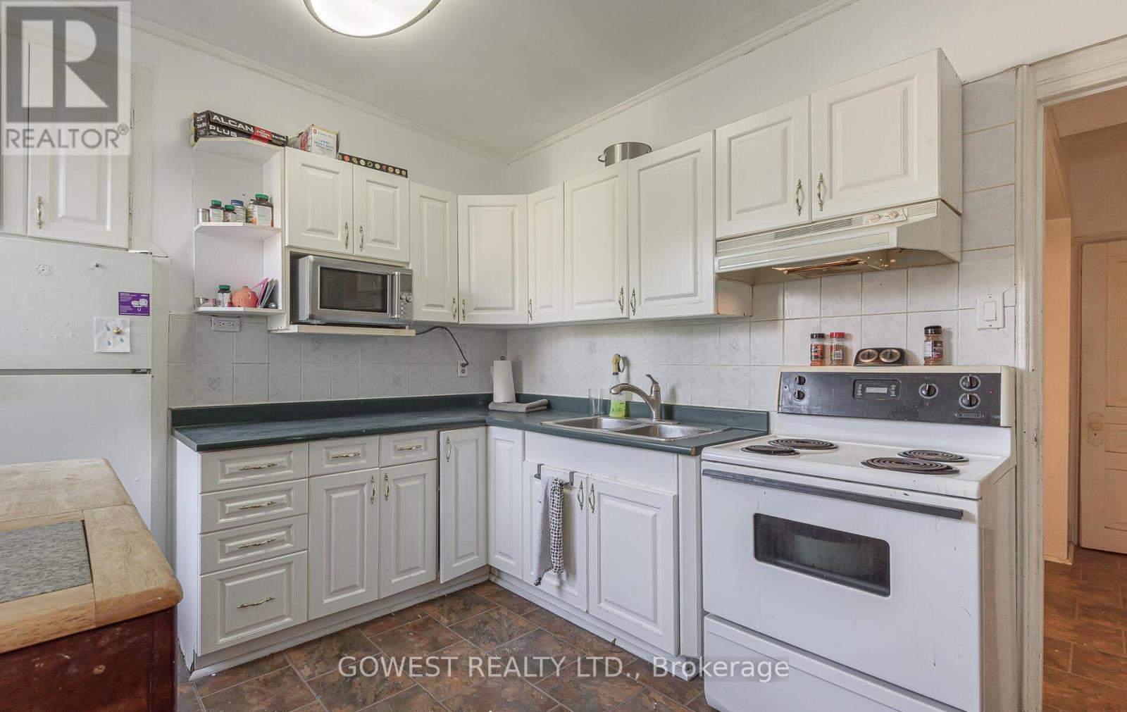 16 Edna Avenue, Toronto, Ontario  M6P 1B5 - Photo 14 - W12459722
