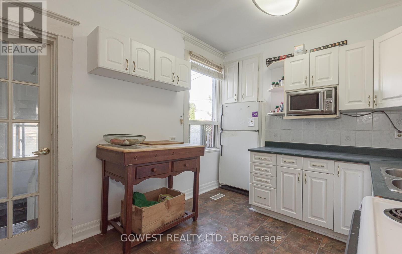 16 Edna Avenue, Toronto, Ontario  M6P 1B5 - Photo 15 - W12459722