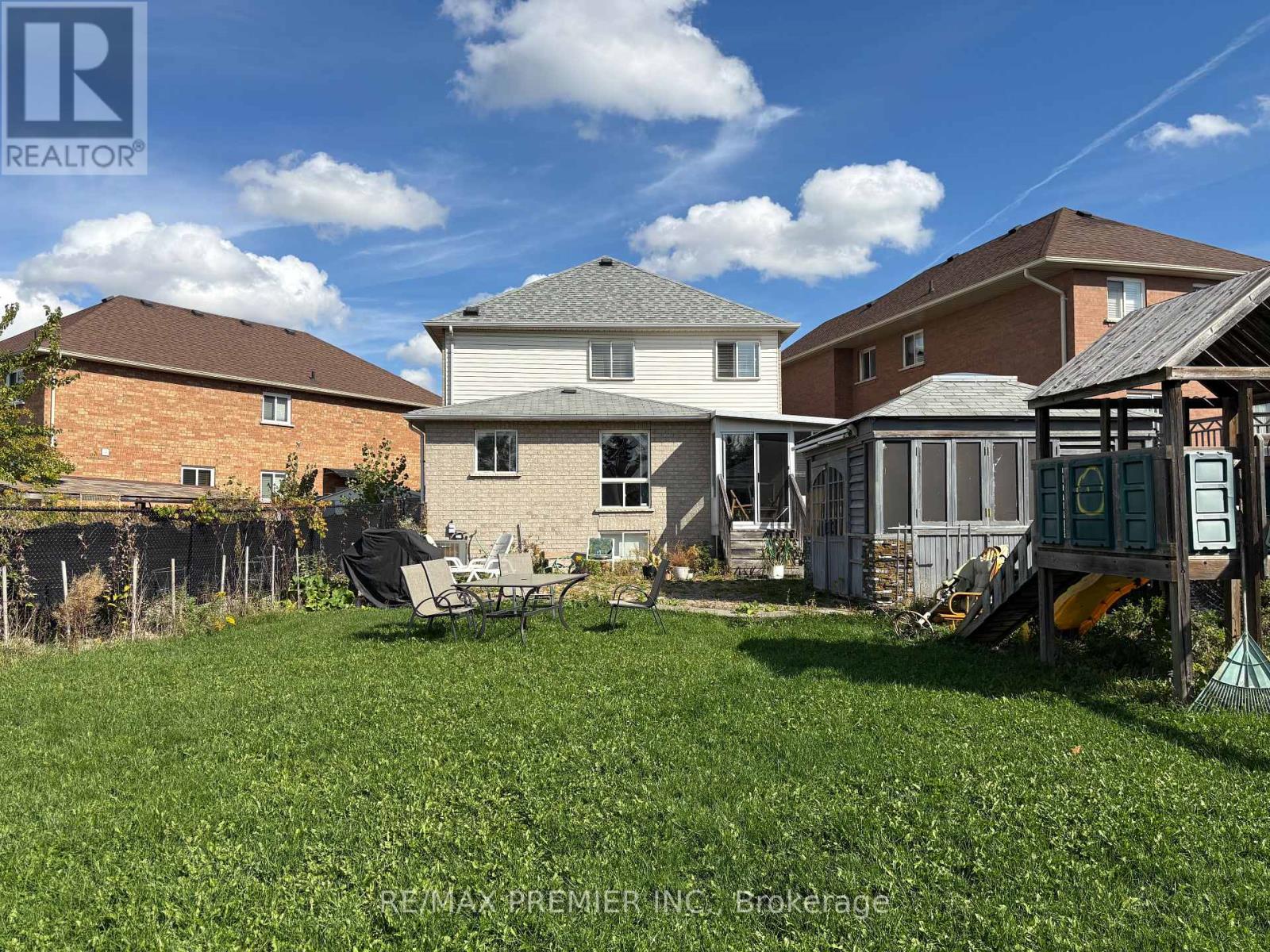 85 Meadow Oak Place, Toronto, Ontario  M9N 3Z6 - Photo 10 - W12459760