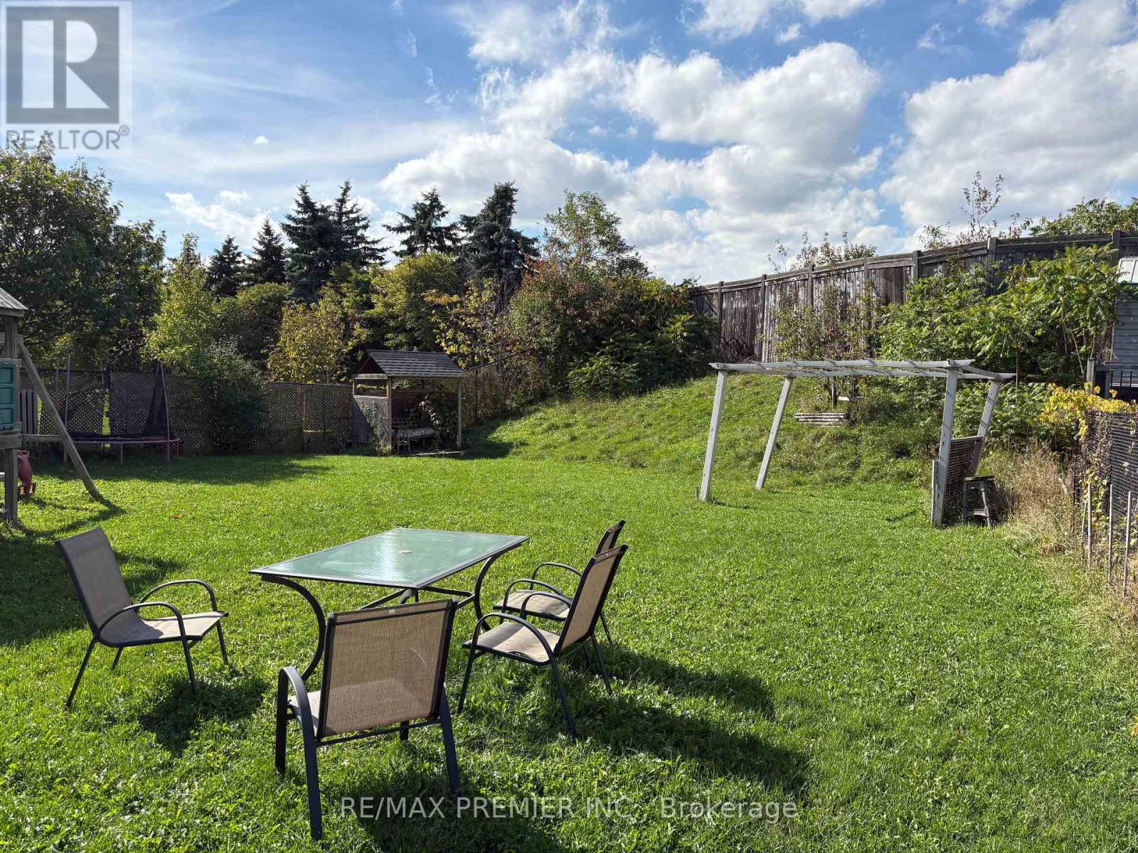 85 Meadow Oak Place, Toronto, Ontario  M9N 3Z6 - Photo 11 - W12459760