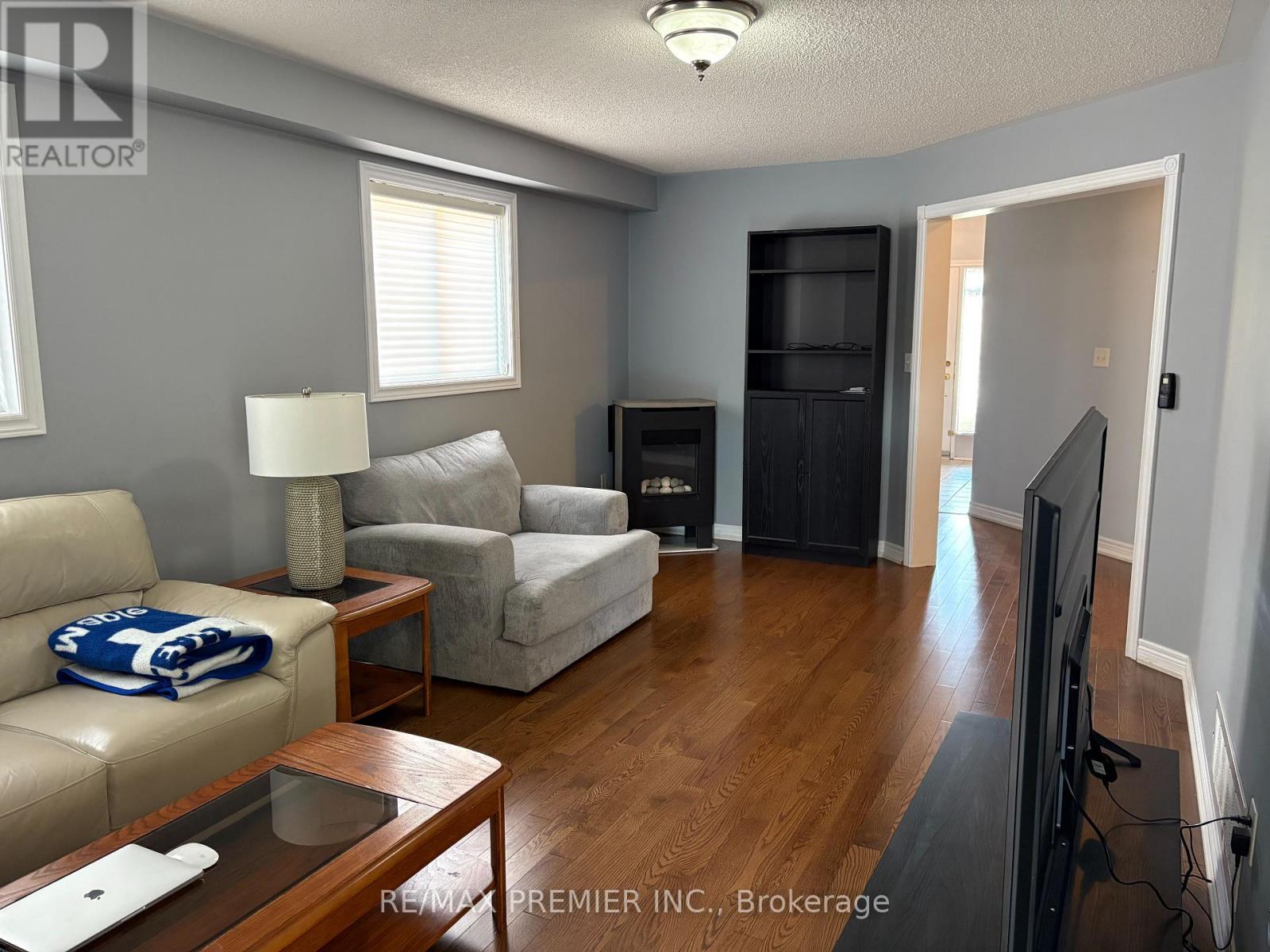 85 Meadow Oak Place, Toronto, Ontario  M9N 3Z6 - Photo 5 - W12459760