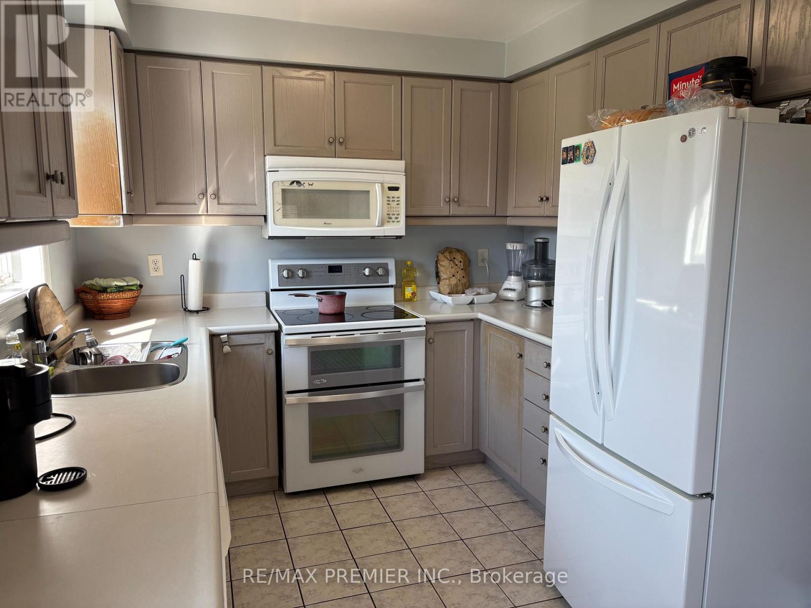 85 Meadow Oak Place, Toronto, Ontario  M9N 3Z6 - Photo 6 - W12459760