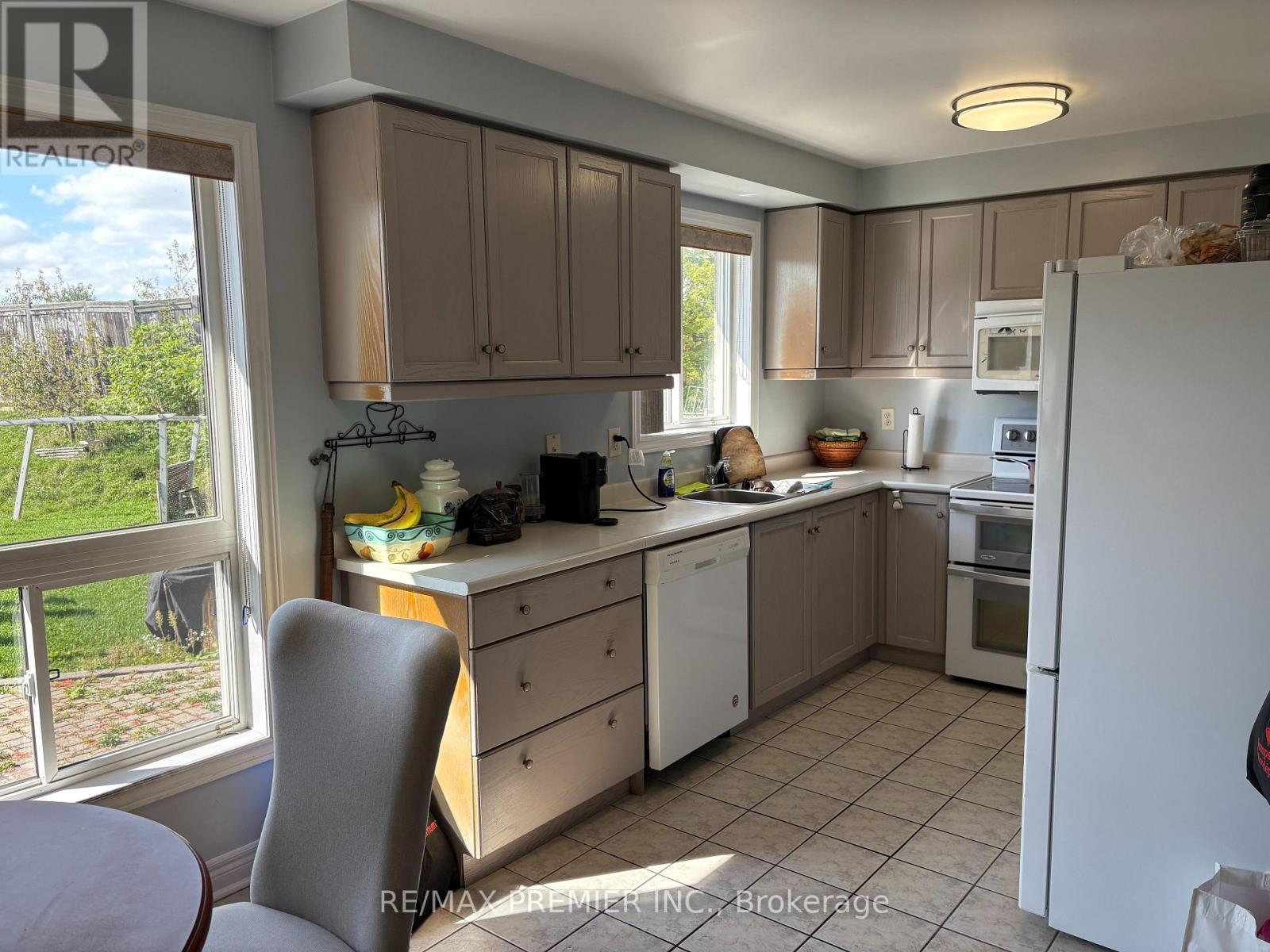 85 Meadow Oak Place, Toronto, Ontario  M9N 3Z6 - Photo 7 - W12459760