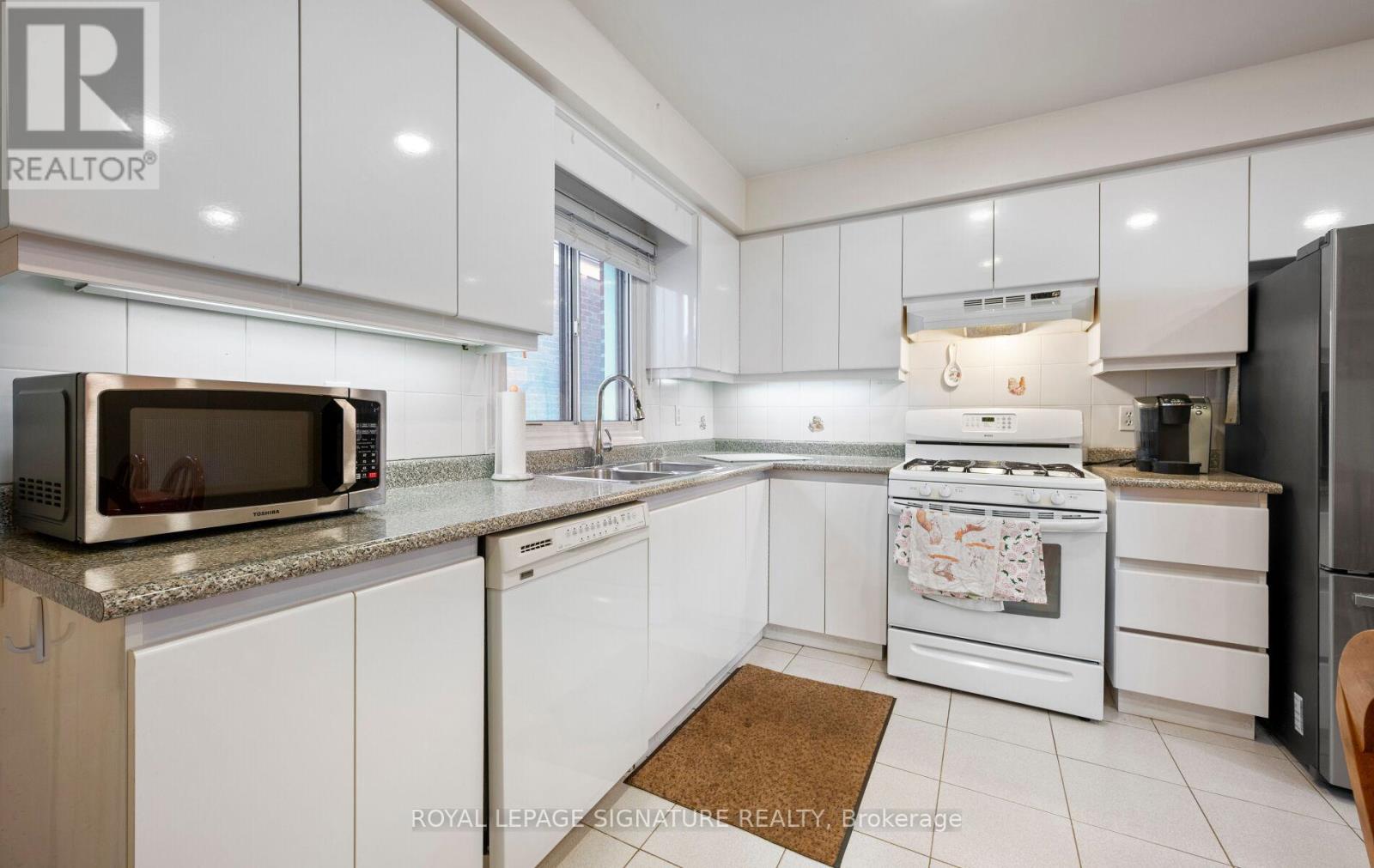 69 Chambers Avenue, Toronto, Ontario  M6N 3M1 - Photo 22 - W12459763