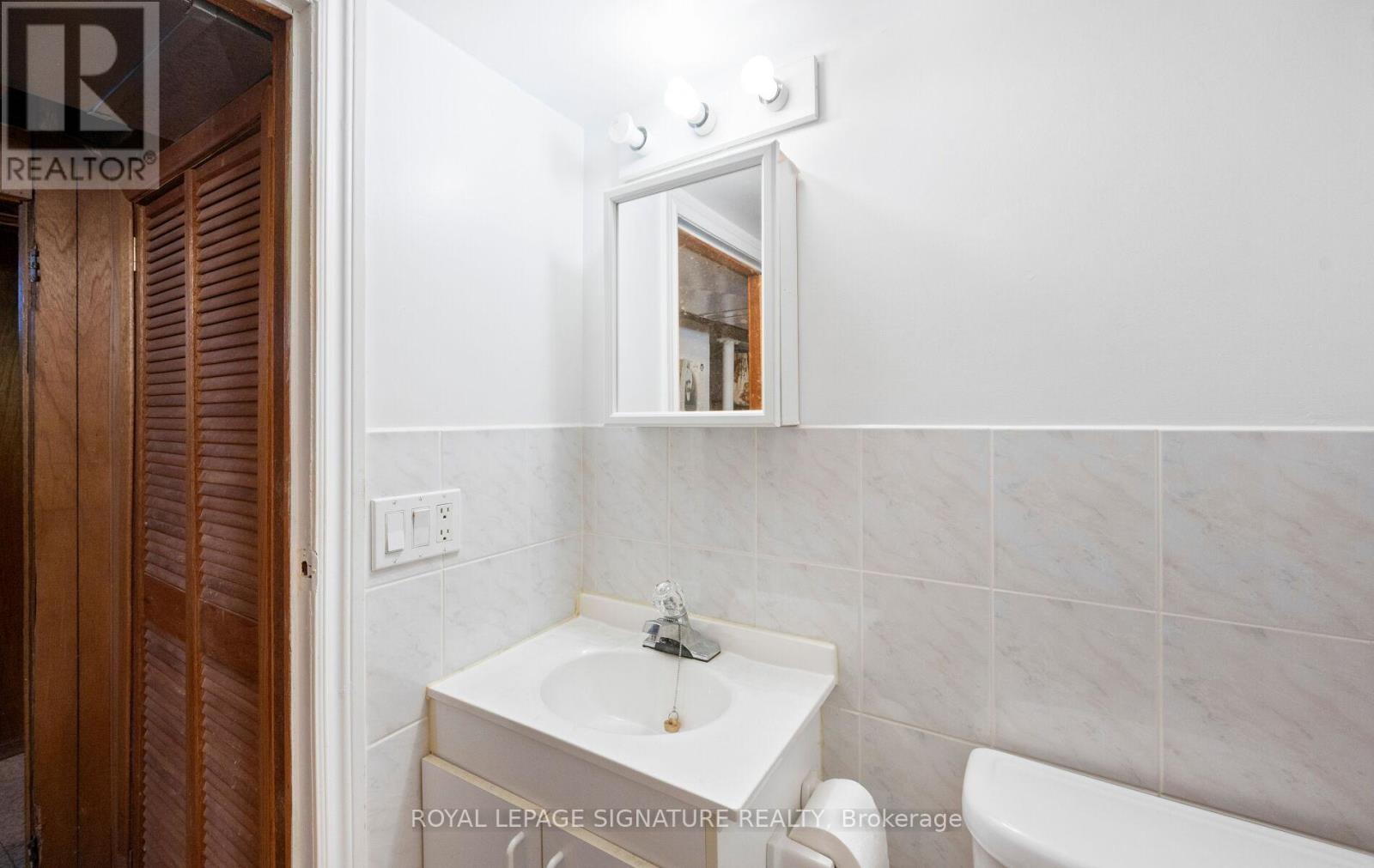 69 Chambers Avenue, Toronto, Ontario  M6N 3M1 - Photo 37 - W12459763