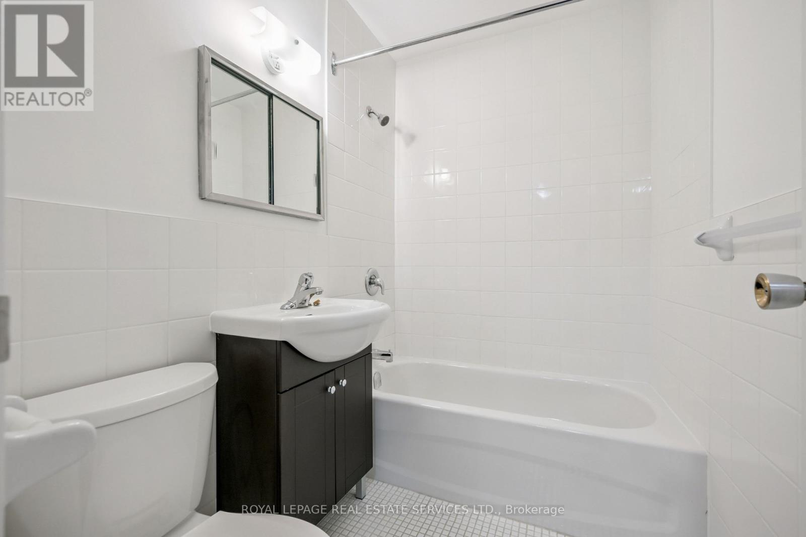402 - 7 Helene Street N, Mississauga, Ontario  L5G 3B3 - Photo 17 - W12459806
