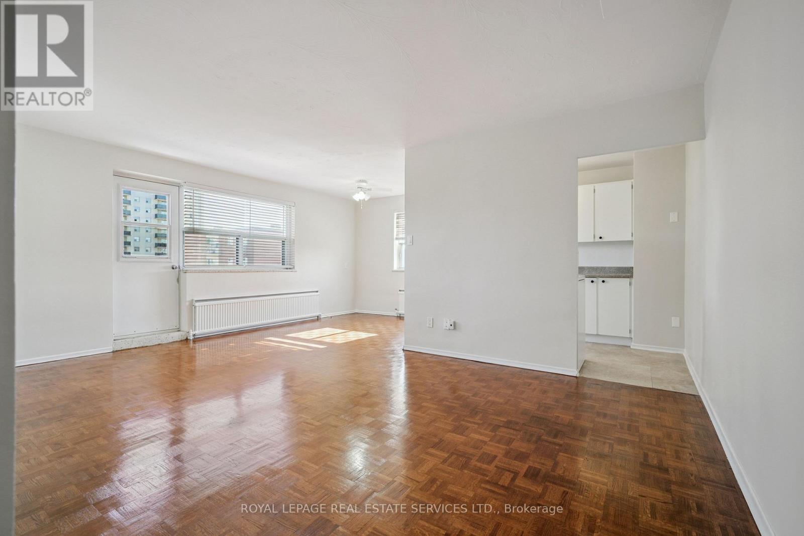 402 - 7 Helene Street N, Mississauga, Ontario  L5G 3B3 - Photo 2 - W12459806