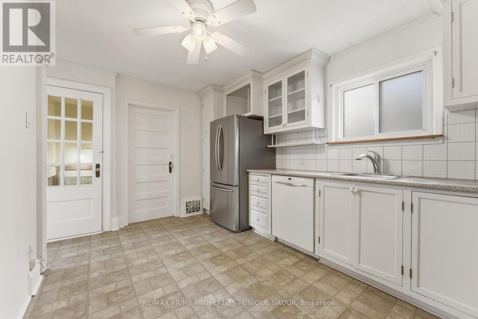52 Long Branch Avenue, Toronto, Ontario  M8W 3J2 - Photo 10 - W12459809