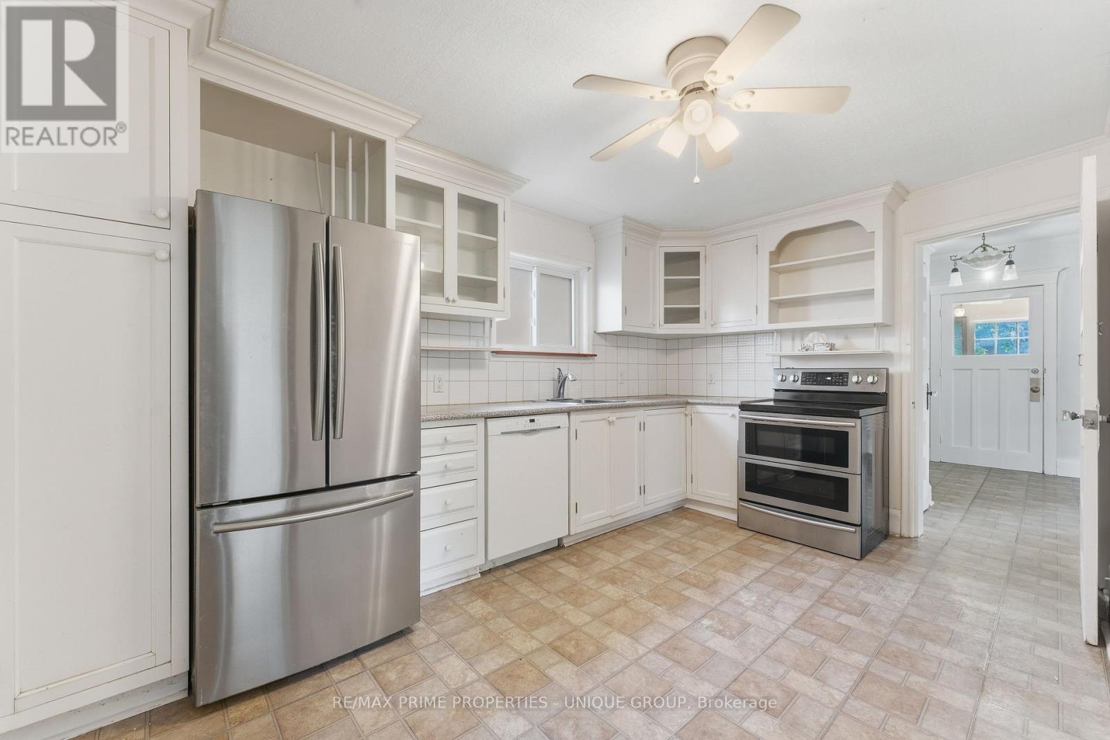 52 Long Branch Avenue, Toronto, Ontario  M8W 3J2 - Photo 11 - W12459809