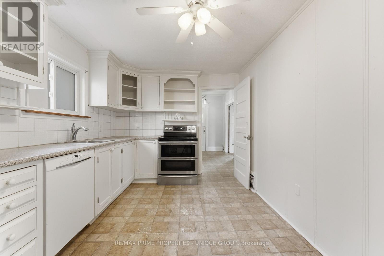 52 Long Branch Avenue, Toronto, Ontario  M8W 3J2 - Photo 12 - W12459809