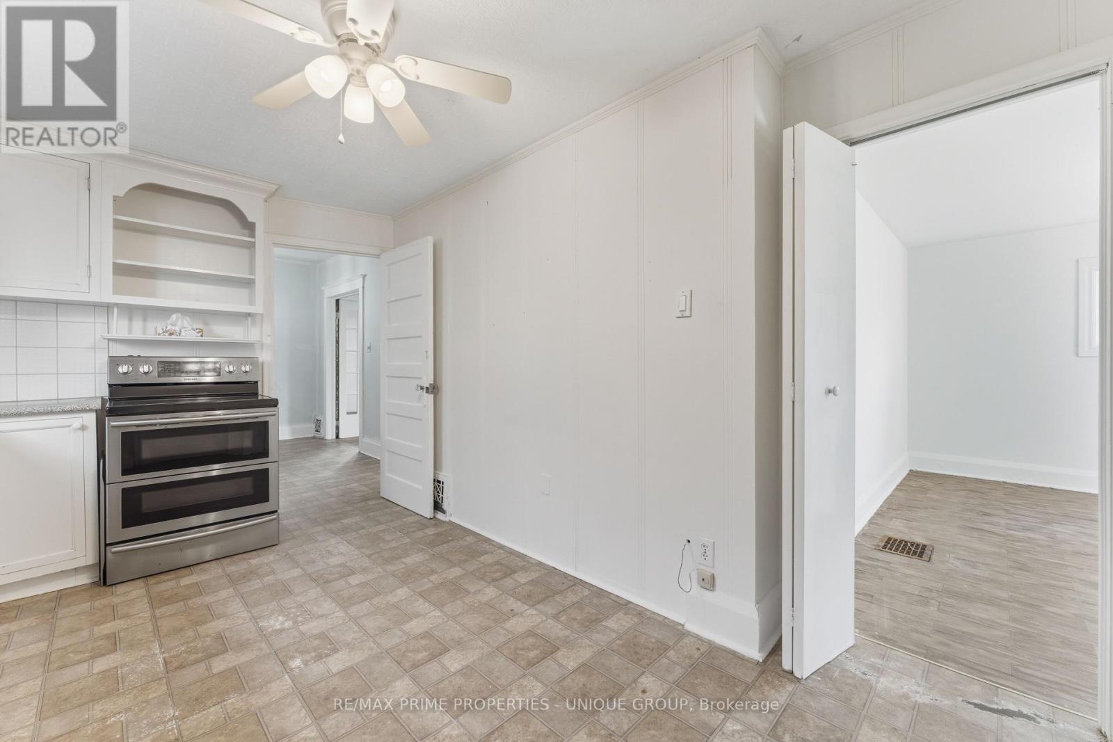 52 Long Branch Avenue, Toronto, Ontario  M8W 3J2 - Photo 13 - W12459809