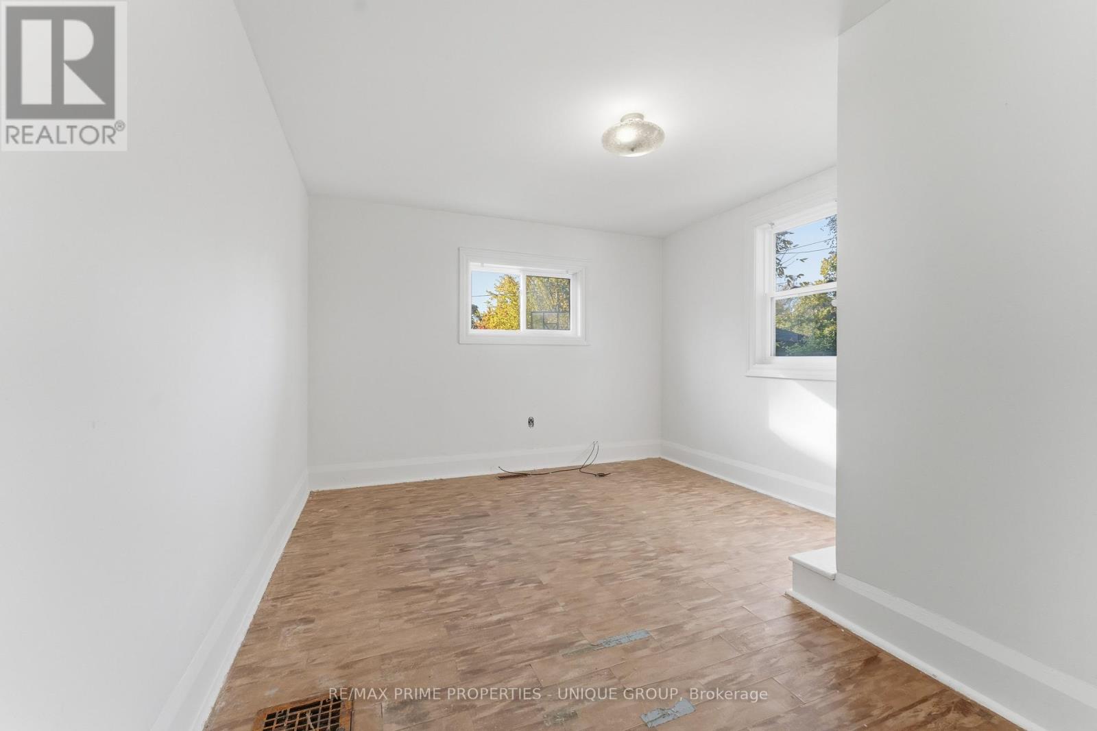 52 Long Branch Avenue, Toronto, Ontario  M8W 3J2 - Photo 14 - W12459809