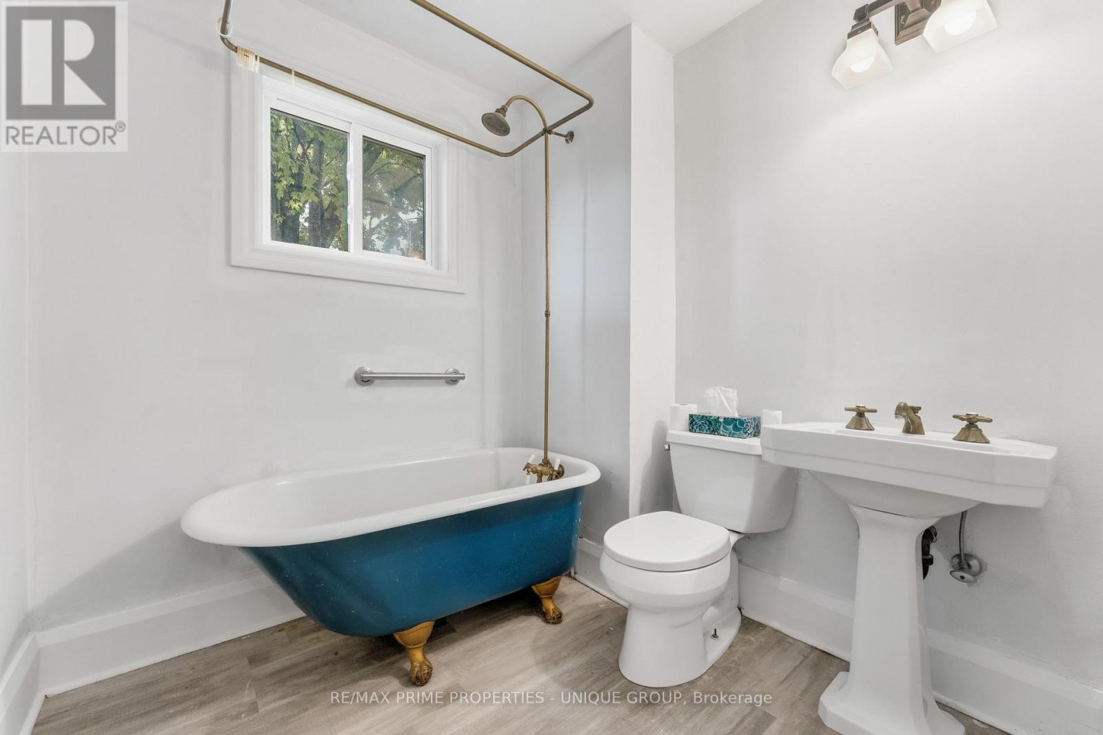 52 Long Branch Avenue, Toronto, Ontario  M8W 3J2 - Photo 16 - W12459809